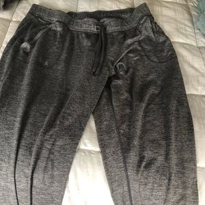 Women’s Under armour sweat pants xl gray jogger style